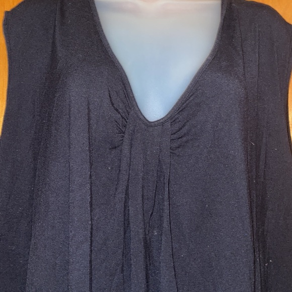 Black sleeveless V neck top with pleat in middle - Picture 2 of 4